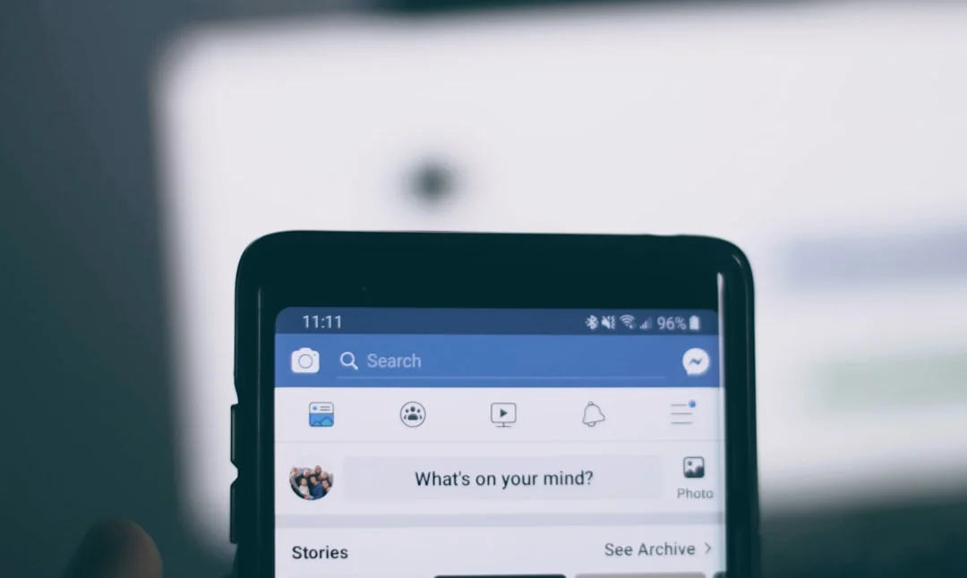 Une personne consulte des vidéos YouTube sur un ordinateur portable, illustrant la technologie moderne et le contenu en ligne.
